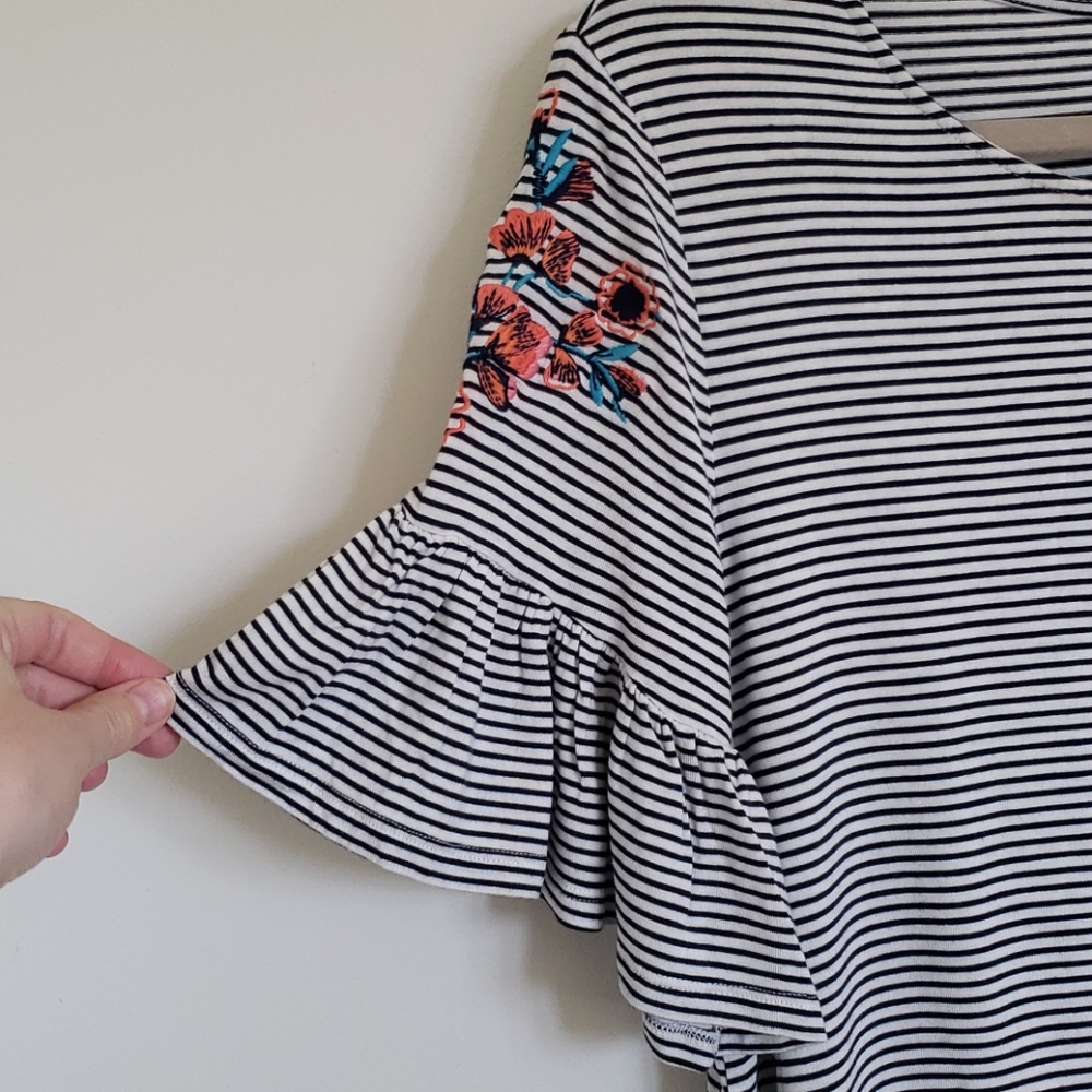 Isela Ruffle Sleeved Top - Picture 2 of 7